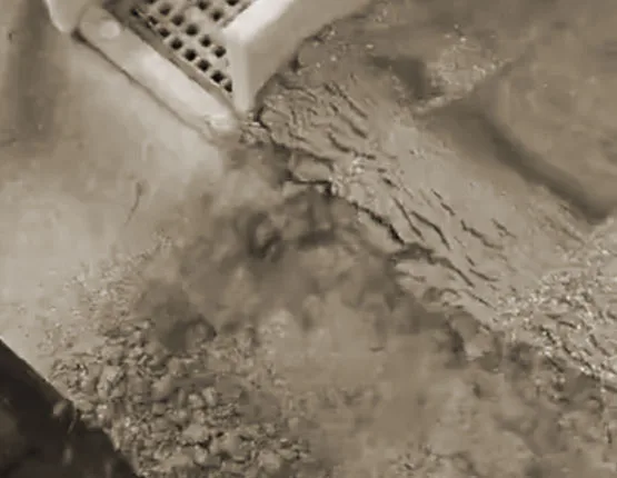 Wet slurry discharging from a screen deck onto the material below